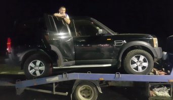 Владелец Range Rover, недовольный качеством обслуживания, устроил "акцию" возле автосалона
