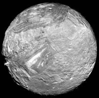 Очень крутой пост!
Но я бы про спутники Ио, Япет и Миранду так же добавил их целиковые фото, понаглядней было бы)
Ио просто офигенно красивый со своей активностью. (1 фото)
На Япет как будто вбросили не скажу чего)) Так же борозда эта по экватору и большой круглый кратер - все вместе напоминают Звезду смерти)) (фото 2,3)
Ну и Миранду реально как будто сломали, а потом заново слепили как попало как комок снега)) (фото 4)