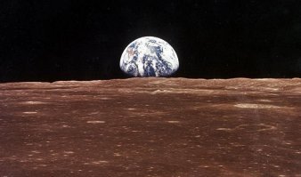 Хороший пост. Кроме бреда про серую Луну американцев, которая на деле коричневая, как и Марс. И американский лунный грунт, который никто никогда не видел.