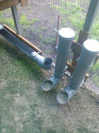 Своим курям я сделал кормушки из канализационных труб. Служат уже четыре года без проблем. Единственное это поилка если ее разрезать как на фото то трубу как бы сжимает пришлось ставить скобы. А так все гуд. Куры говорят спасибо.