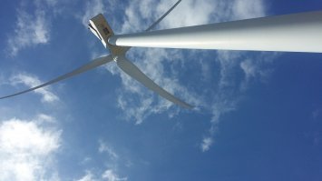 Лопасти там не 3-4 метра, а раз в 5 больше. Я видел эти махины близко. Внушают уважение. Диаметр столба внизу метра четыре. Вот фото шпилек, которые его держат. Размер моей ноги - 45. На самом деле выглядят они намного внушительнее чем на видео и фотографиях.