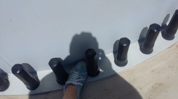 Лопасти там не 3-4 метра, а раз в 5 больше. Я видел эти махины близко. Внушают уважение. Диаметр столба внизу метра четыре. Вот фото шпилек, которые его держат. Размер моей ноги - 45. На самом деле выглядят они намного внушительнее чем на видео и фотографиях.