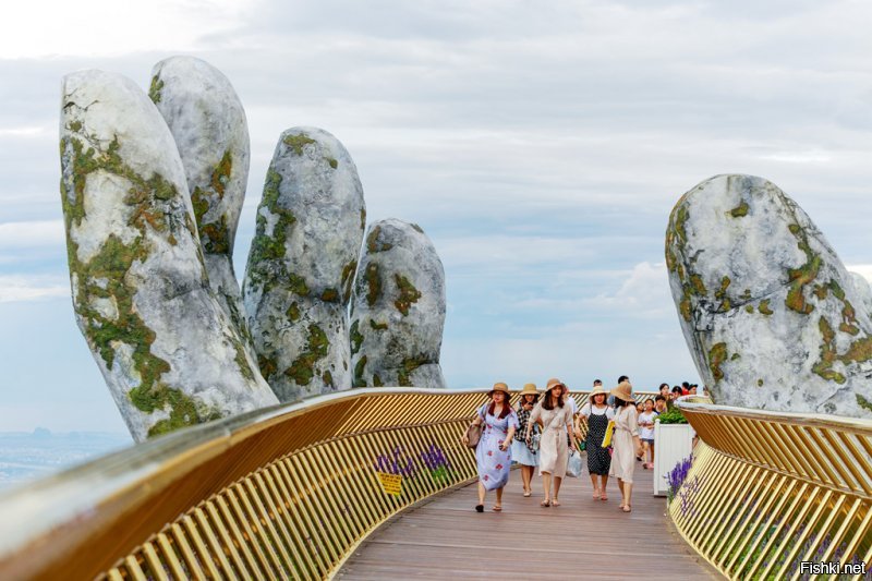 ???На территории вьетнамского курорта Ba Na Hills построили новый Золотой Мост.  150-метровый мост расположен на высоте 1 400 метров над уровнем моря и  держится  на двух массивных каменных ладонях.
