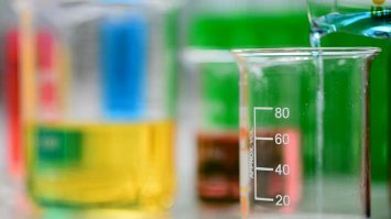 Помню, как-то с химиками бухал.
Ох, и нафехтовались мы тогда из мензурок!