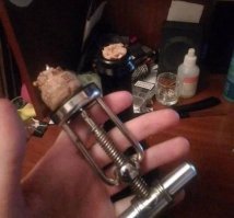 Когда дебил открывает штопором шампунь.