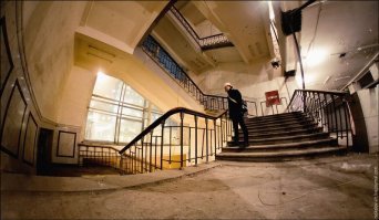 Что-то у тебя не так много уж мыслишек, что бы разбивать их на отдельные комменты.
И да, извини, мне нужно было написать, что лужок правил в "Т.Ч. и в 90-е". Но именно тогда была реконструкция МКАДа, а затем постройка Трешки.

И реконструкция началалась в 2010-м году, хоть и в 2008 году ДМ закрыли, но из-за кризиса ничего не стали делать. До новых хозяев намоленное детскими слезами и смехом простояло два года.

Откуда сам-то будешь?