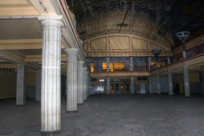 Что-то у тебя не так много уж мыслишек, что бы разбивать их на отдельные комменты.
И да, извини, мне нужно было написать, что лужок правил в "Т.Ч. и в 90-е". Но именно тогда была реконструкция МКАДа, а затем постройка Трешки.

И реконструкция началалась в 2010-м году, хоть и в 2008 году ДМ закрыли, но из-за кризиса ничего не стали делать. До новых хозяев намоленное детскими слезами и смехом простояло два года.

Откуда сам-то будешь?