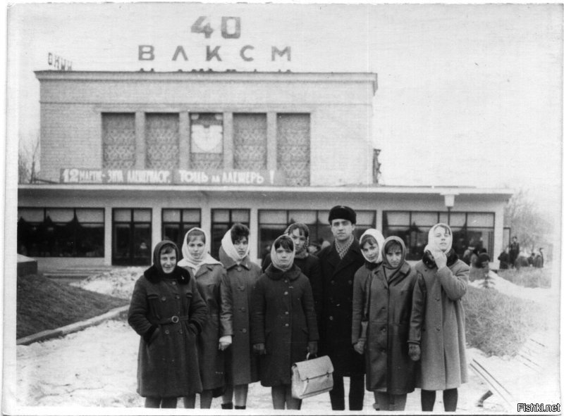 У нас в Кишинёве в конце 50-х гг. прошлого века на месте старого немецкого кладбища снесли могилы и построили кинотеатр "40 лет ВЛКСМ". Закатали в асфальт всю прилегающую территорию, уничтожив могилы самого лучшего мэра города Карла Шмидта, гениального архитектора Александра Бернардацци и многих других представителей достойных фамилий Молдавии. Помню в детстве, как прокладывали какие-то трубы по территории возле к/т и траншея прорезала линию захоронений посередине. Прямо под ковшом экскаватора рушились гробы, рабочие нашли красивый дорогой перстень на чьей-то кисти, а пионЭры какое-то время пинали чей-то дворянский череп с остатками волос, пока его не забрали и не кинули обратно в яму. Вот и всё "уважение к предкам, торжественные похороны и идентификация останков". Теперь вот новые хозяева участка снесли и этот кинотеатр, а на его месте будут строить многоэтажки. И люди будут жить на костях старого кладбища, удивляясь, почему так часто болеют их дети или почему плохо спится по ночам... Смерть есть смерть, и до неё какое-то время, писал Жванецкий. Уважительнее надо обращаться с памятью предков. Тогда, глядишь, и нашими головами не будут играть в футбол очерствевшие сердцами потомки...