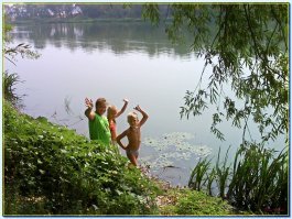 честно скажу-фуфло всё это,да ещё и с учётом того-что это ЛУЧШИЕ снимки
вывод: камера-полное ГЭ.
вот вам для примера -фотоснимки сделанные аппаратами сони-эриксон , самсунг и асус :
вот-древнейший телефон сони -эриксон: