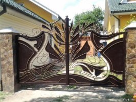 Камень, сайдинг, штукатурка, вагонка, жесть, металл... 
Никакого стиля, я его слепила из того что было...