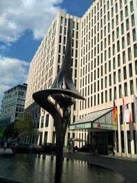 Свободное творчество  -это  хорошо,оно всегда рождает что-то новое и свежее. А не как у нас - пройди 50 согласований, получи справку в мин архитектуры, в мин культуры, забашляй на лапу, получи разрешение у властей города, района, улицы, местного ЖЭС-а, убедись что культурное произведение на патриотическую или историческую тематику   или прославляет действующую власть.. О каком развитии культуры можно говорить - сплошное формашлёпство и шаблонность. А там с умом подходят к этим вещам, молодцы. 
Кстати скульптура напомнила ретранслятор масс из цитадели (Mass Effect) :)