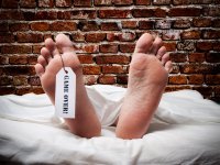 ...молния предпочла шотландке её iPhone. перепуганная женщина тут же его отбросила в сторону...
-------------------------
Если бы молния действительно жахнула, то перепуганная женщина:

а. не успела бы испугаться
б. отбросила бы скорее коньки, чем телефон

После удара молнии, человек выглядит как-то так:



Но скорее всего вот так: