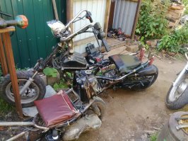 Кстати, товарищ у меня скупает убитые 50-ти кубовые скутеры за копейки. Ну чтобы понимали насколько убитые: по 500 руб, по 1000 руб. Выкидывает нафиг всю пластмассу, варит сам рамы и делает этакие мини-мотики очень низкие, вот: