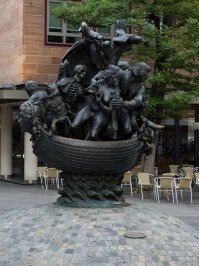 Блин, хотел собственную фотку этого фонтана вставить, но заметил, что опоздал. Вот еще из Нюрнберга. "Корабль Дураков".