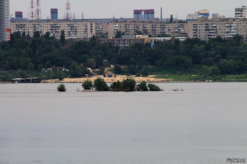 Небольшой пляж рядом с Волжской ГЭС, г. Волжский. Вот вид с пляжа на другой берег Волги.