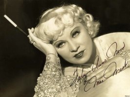 Заброшенные танки в Антарктиде.
В 1939-41 годах третья антарктическая экспедиция Бёрда основала на острове Стонингтон, что в заливе Маргерит, Восточную Базу.
Помимо тягачей, в состав экспедиции входило 3 легких танка M2A2 (Light Tank M2A2).
Лёгкий танк М2А2 разработки и производства Rock Island Arsenal (RIA). Всего произведено 239 танков. Использовался для обучения танкистов и получил от них неофициальное прозвище "Mae West" по имени одной из самых скандальных кинозвёзд своего времени Мэй Уэст (1893-980).