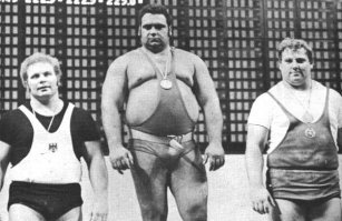 Вот это(см. фото) штангисты 80-х, а тот что на фото - явно качал мускулы для красивого тела.