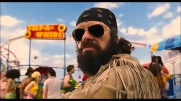 Чувак в тёмных очках и бородой - вылитый "Борис-животное" из "Люди в чёрном 3"