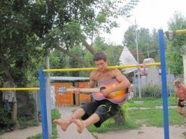 Интересно, он только играет или ещё и поёт?!