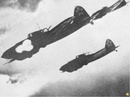 Пилот Ил-2 совершенствуя своё мастерство пытается помочь немецкому офицеру подкурить сигарету с расстояния 1400 метров.