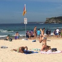 ненавижу фотографировать. но если прям заставляют изо всех сил, то вот моя любимая поза без отрыва от горизонтальной плоскости.