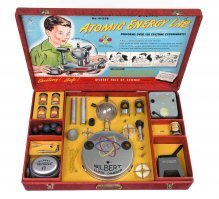 Они не догадывались о вреде радиации, но как вот понять американцев, продававших в середине XX века подобную игрушку?