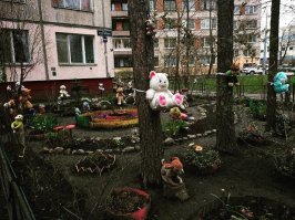 Кто-то решил повторить мексиканский остров кукол??? 
Кто не в курсе, вот: