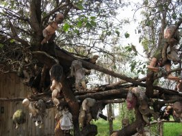 Кто-то решил повторить мексиканский остров кукол??? 
Кто не в курсе, вот: