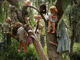 Кто-то решил повторить мексиканский остров кукол??? 
Кто не в курсе, вот: