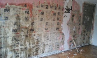 Хоть мне и далеко за 20, но никогда обои на газету не клеили, но несколько раз приходилось сдирать старые обои и под ними почему-то всегда были газеты (а один раз и 3 слоя старых обоев) и качественно же зараза они были приклеены, хрен отдерешь, даже если водой отмачивать.