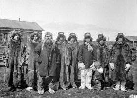 а если повнимательней рассмотреть некоторые фото. то на заднем фоне видно хорошие рубленные дома, с трубой и большими окнами. и хорошей крышей.