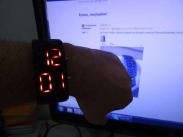 Часы убегают в день на 1-10 минут. И сбрасываются в 12:00 если тряхнуть рукой - магия.