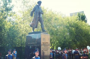 эх, фонтаном окружить не догадались