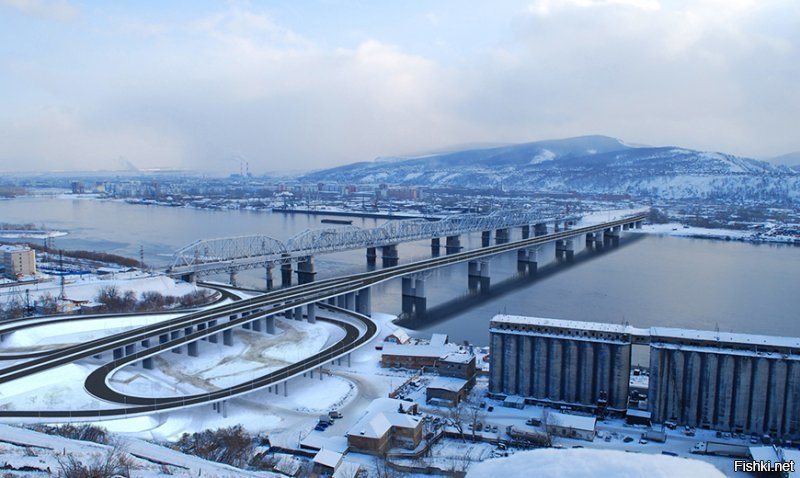 Понимаешь, тут как на зло! Мост то не один успели построить за это время! Просто издеваются над хохлами!