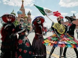 Однако когда, во время мундиаля, мексиканцы отметили  свои праздник, День Мертвых, парадом в Москве, РПЦ против него  не возражала.