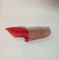 Девушка показывает необычный трюк со жвачкой