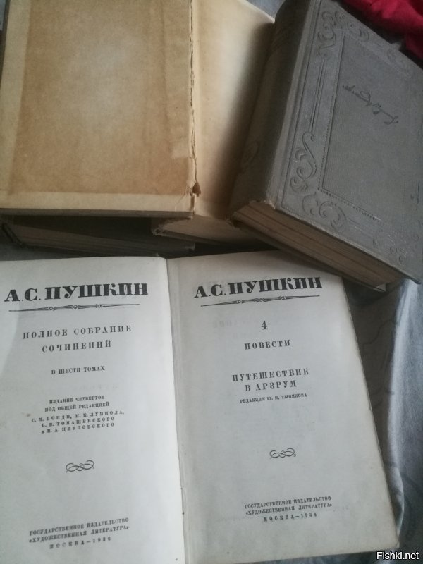 Памятник оказывается уже упакован под кровать))))старая фотка только есть)))а книжки прям целехонькие совсем!!!