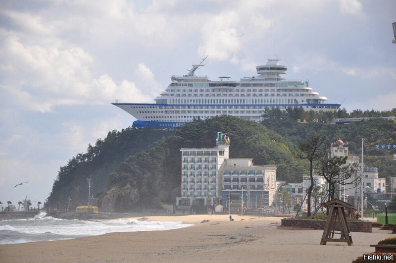 Скорее всего отель
В Турции отдыхал в отеле стилизованном под корабль
В Южной Корее есть отель Sun Cruise в вид корабля