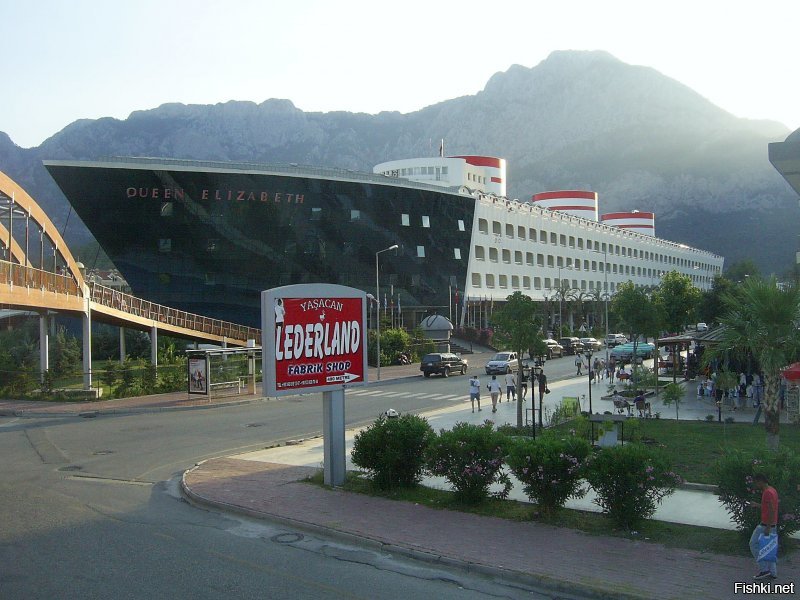 Скорее всего отель
В Турции отдыхал в отеле стилизованном под корабль
В Южной Корее есть отель Sun Cruise в вид корабля
