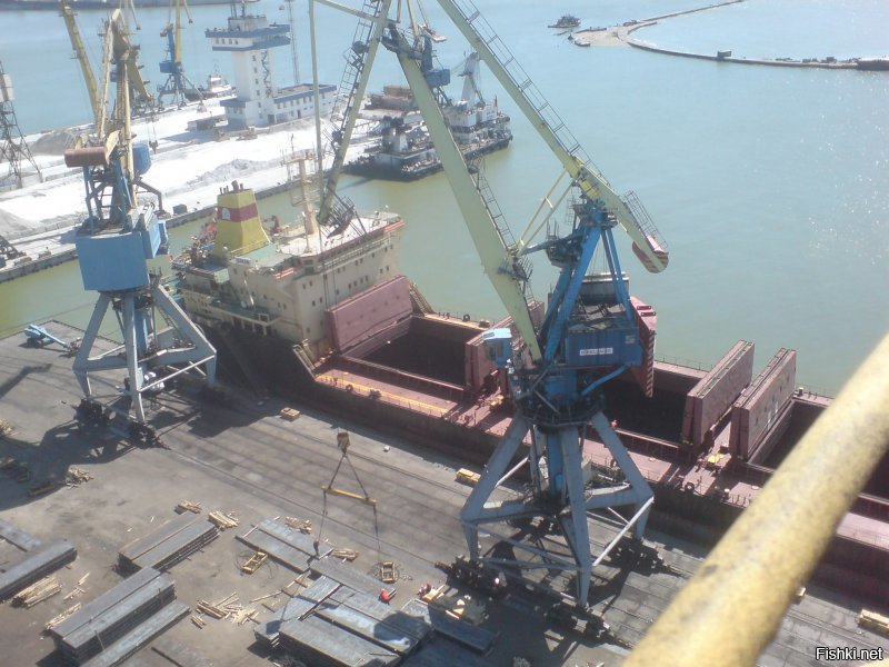 А я в порту работаю и на такие суда смотрю с высока))
P.S.Мариупольский порт.