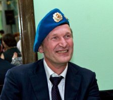 Десантники-это не только бухие орангутанги в тельниках, бод брызгами фонтана ПКиО .Они бывают веселыми и обаятельными...