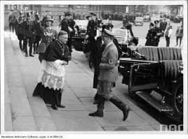 Совместный парад польских и немецких армий по случаю раздела Чехословакии и приезд Гитлера на похороны Пилсудского.