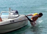 Ага... зацепившись трусами за лодку, можно побить вообще все рекорды на воде и суше.