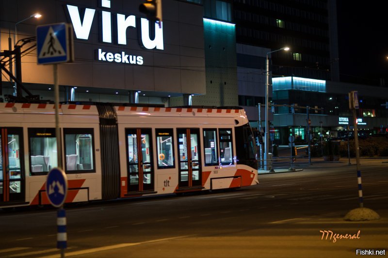 Эстония, Таллинн.    Новые трамваи. Проезд для жителей города в общественном транспорте бесплатный.