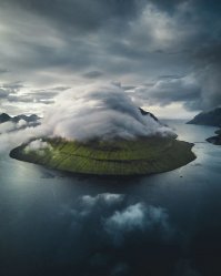 Красиво! 
И познавательно. Видите круги на воде возле острова? Это рыбные фермы.