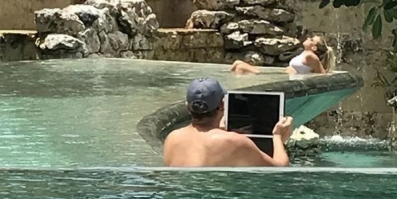 нахрена телик в бассеин приволок?  :D