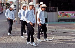 Модники. Наверное в гололед удобно, но в Мексике нет гололеда.