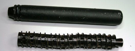 Ну, и немножко фоточек, которые топикстартер поленился искать :)

VMP1925 с "банкой", МП-40 с глушаком, "кишочки" глушителя Hub L42, nahpatrone 08 (патрон ближнего боя) и испанский "сынок" МП-40 - Star Z-45