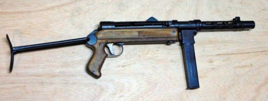 Ну, и немножко фоточек, которые топикстартер поленился искать :)

VMP1925 с "банкой", МП-40 с глушаком, "кишочки" глушителя Hub L42, nahpatrone 08 (патрон ближнего боя) и испанский "сынок" МП-40 - Star Z-45