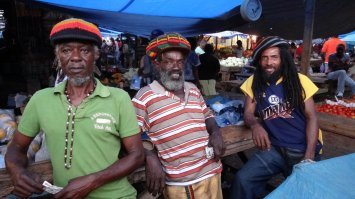 Может модники)) Растаманы на Ямайке и в +40, да еще с копной дредов шерстяные носят))